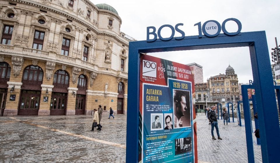 Una exposición recorre los 100 años de la BOS en la plaza del Arriaga