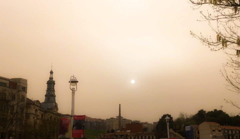 La calima llega a Bilbao y tiñe el cielo y las calles de naranja