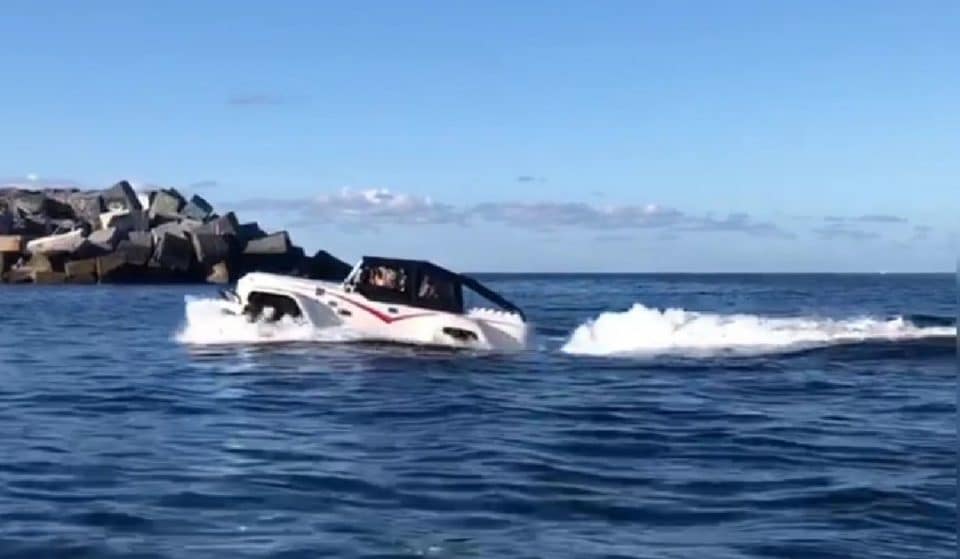 Un coche anfibio se pasea por la ría de Bilbao