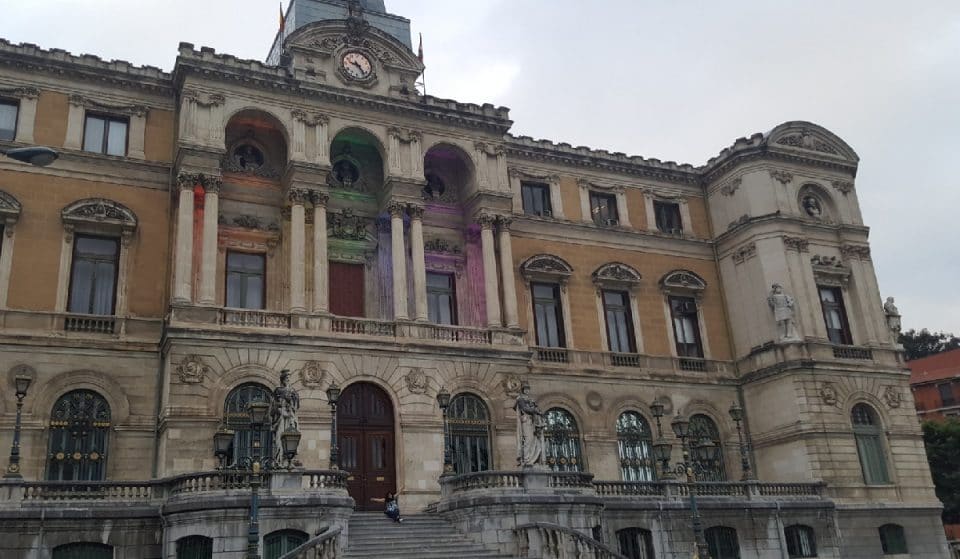 El Ayuntamiento de Bilbao se ilumina con los colores de la bandera LGTBIQ+