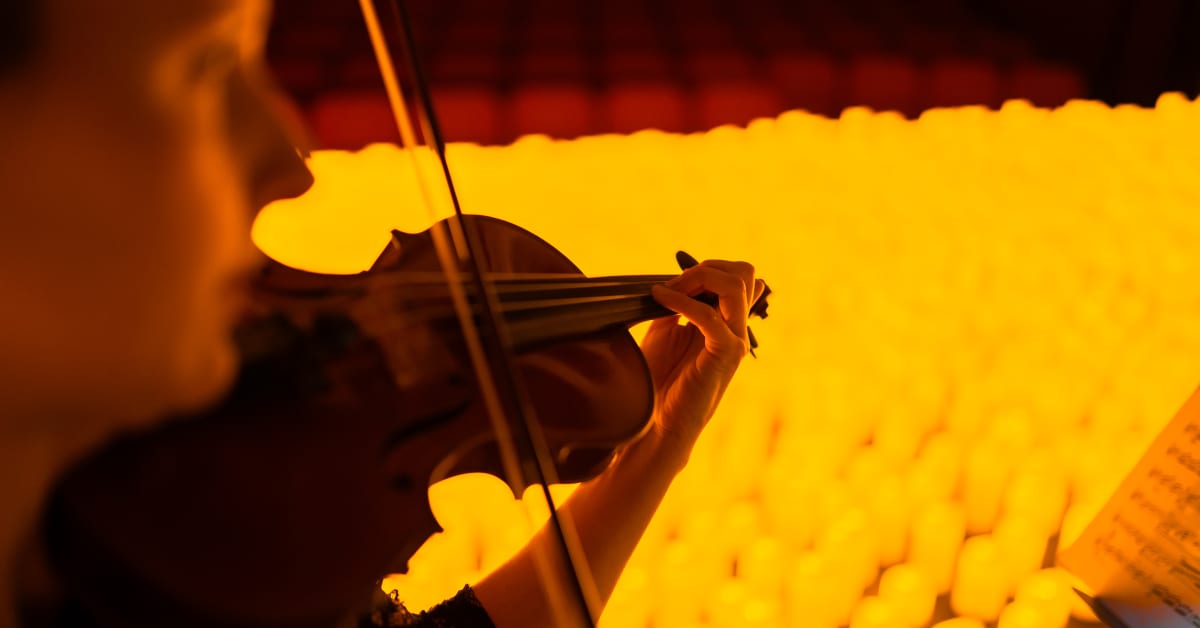 Primer plano de un violín durante un concierto Candlelight.
