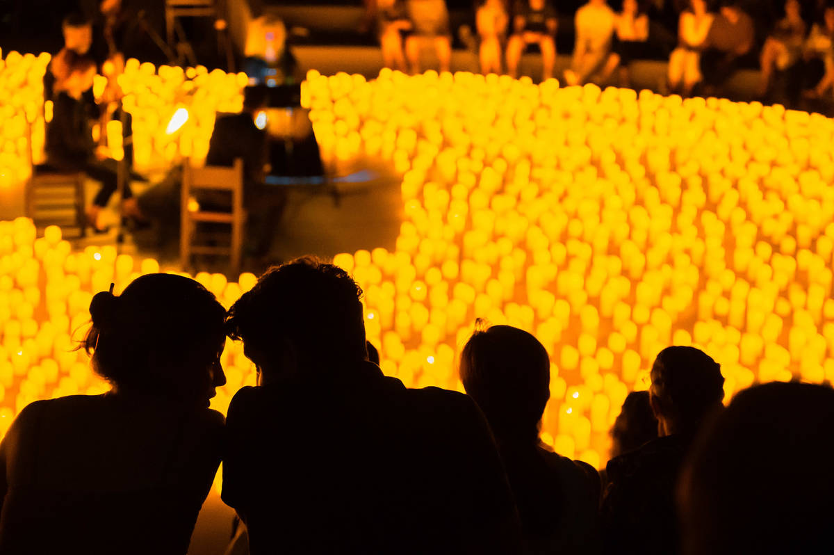 Pareja mirándose en un concierto a la luz de las velas de Candlelight
