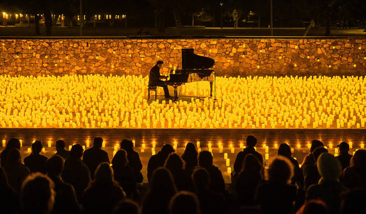 Miles de velas en la Sociedad Filarmónica: el plan en Bilbao que transforma edificios históricos en escenarios de conciertos