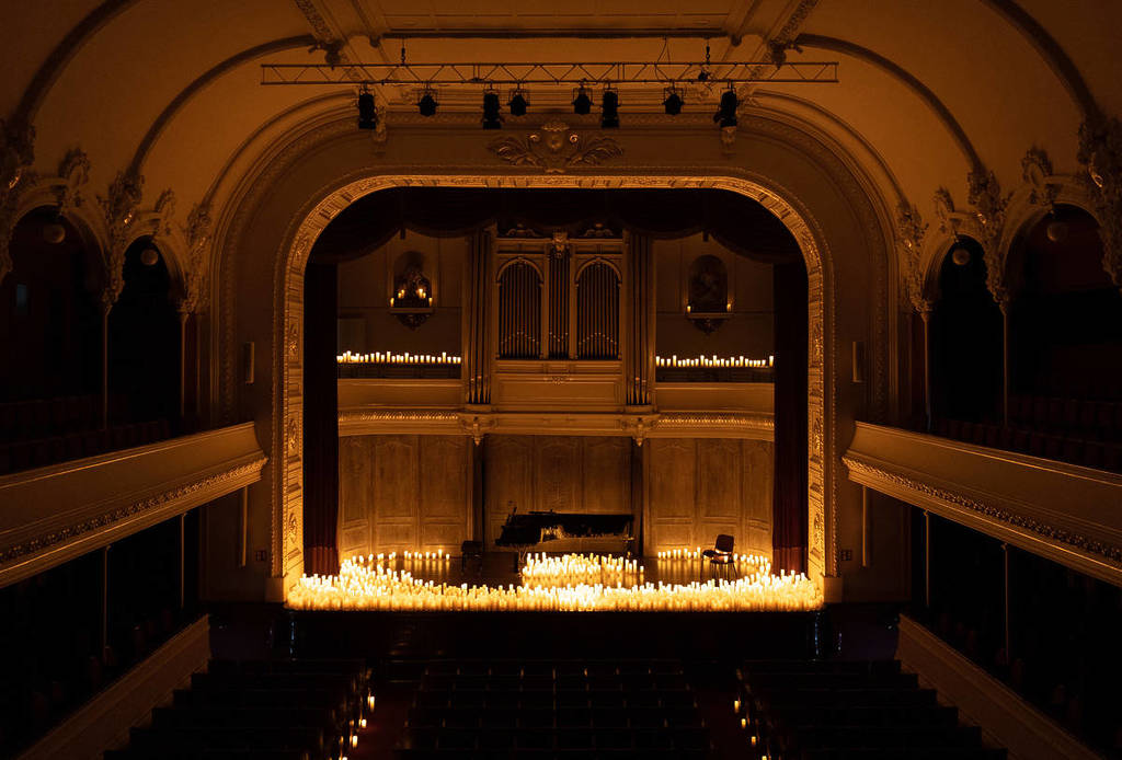 Plano general del escenario de la Sociedad Filarmónica de Bilbao durante un concierto Candlelight.