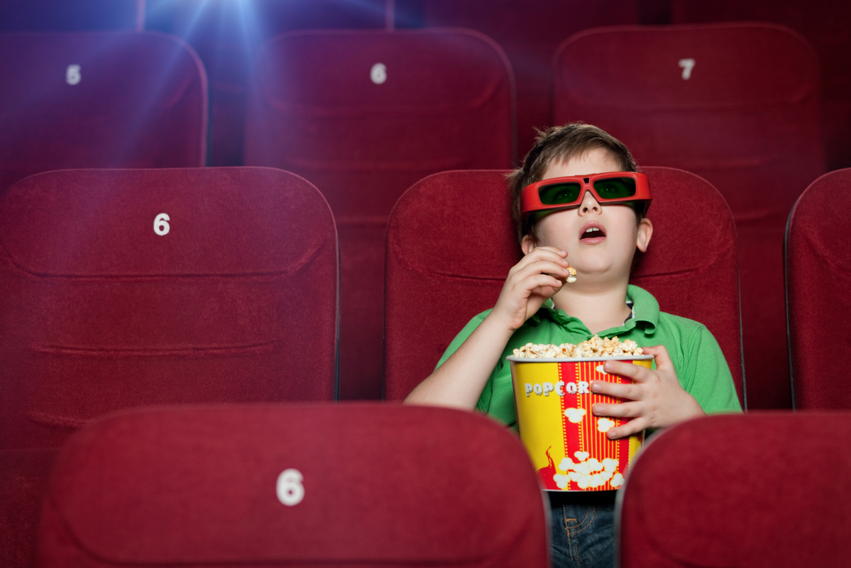 Niño con gafas 3D en un cine