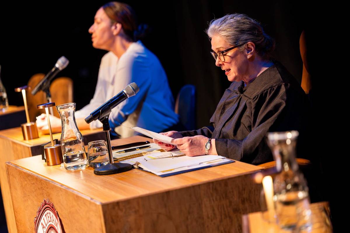 Actriz caracterizada como jueza lee la sentencia en The Jury Experience.