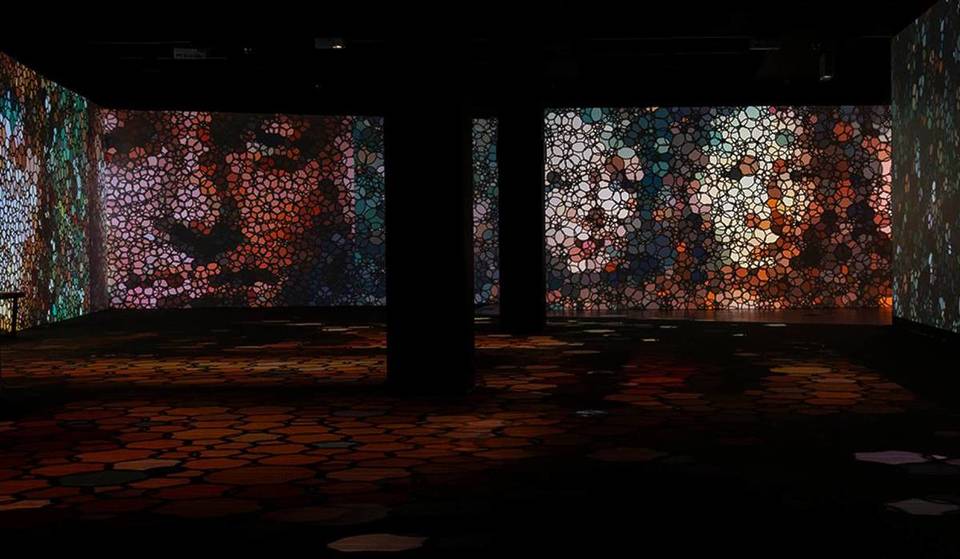 La exposición inmersiva que te reta a definir tu humanidad: ‘Yo soy la inteligencia artificial’ ya está en Bilbao