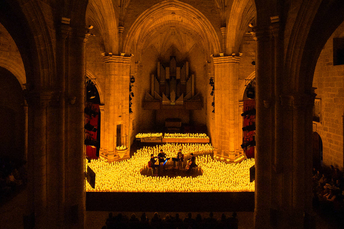 Lo que nadie te cuenta de los conciertos Candlelight en Bilbao: horas de trabajo para colocar y encender 15.000 velas una a una
