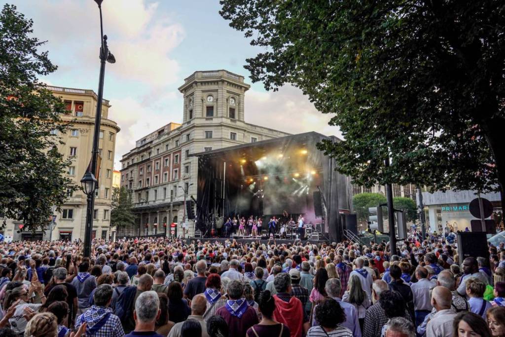 Los bares de Bilbao cerrarán dos horas más tarde en Aste Nagusia: fechas clave de la medida del Ayuntamiento y las excepciones en hostelería