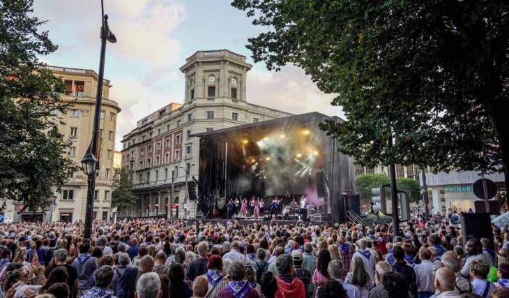 Los bares de Bilbao cerrarán dos horas más tarde en Aste Nagusia: fechas clave de la medida del Ayuntamiento y las excepciones en hostelería