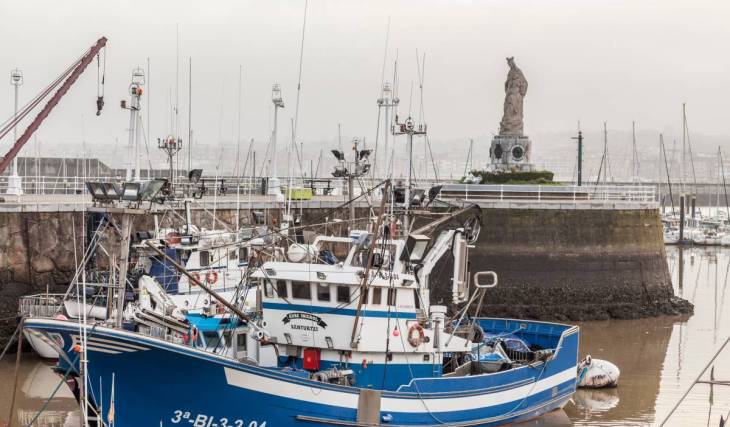 A solo 20 minutos de Bilbao: Santurtzi rinde homenaje a «la última sardinera» de 89 años en una gran fiesta marinera con teatro, concurso de irrintzis y sardinada