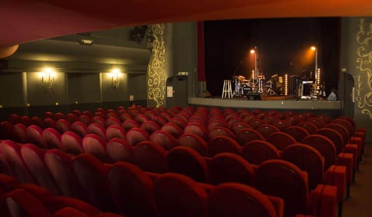 Un des deux plus anciens théâtres de Bordeaux, où des figures du jazz comme Django Reinhardt se sont produites, est encore en activité et cache une salle aux décors feutrés