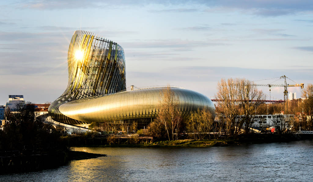 Photo of the cité des vins with the sun reflecting on it