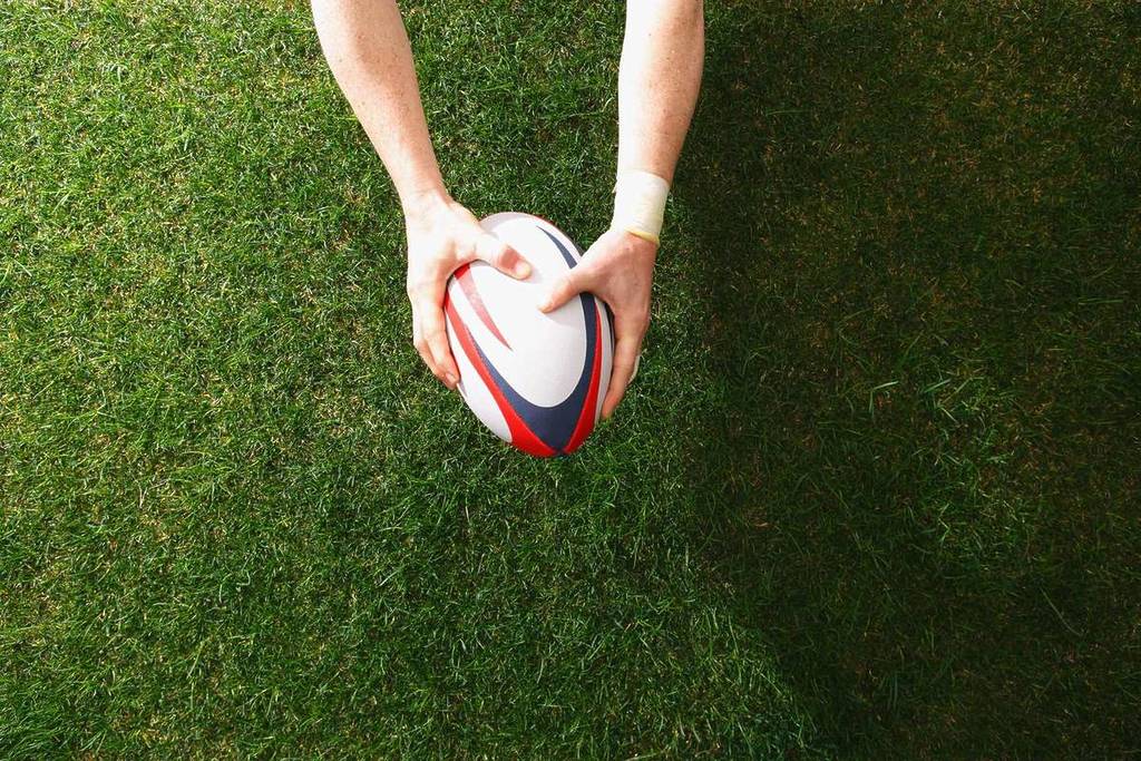 Ballon et terrain de rugby