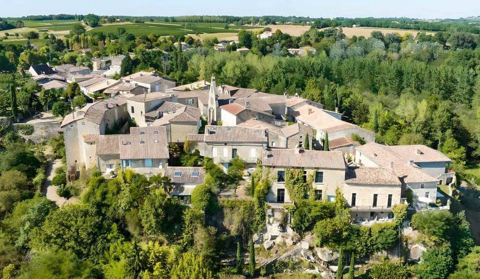 Moins de 4 hectares de superficie et une maison de 2 mètres de large : découvrez le village médiéval le plus petit de toute la France à seulement 1h de Bordeaux