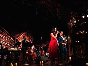 Discover the one-of-a-kind immersive experience in Bordeaux that brings the legends of Sinatra and Armstrong back to life in the heart of a legendary former hangar