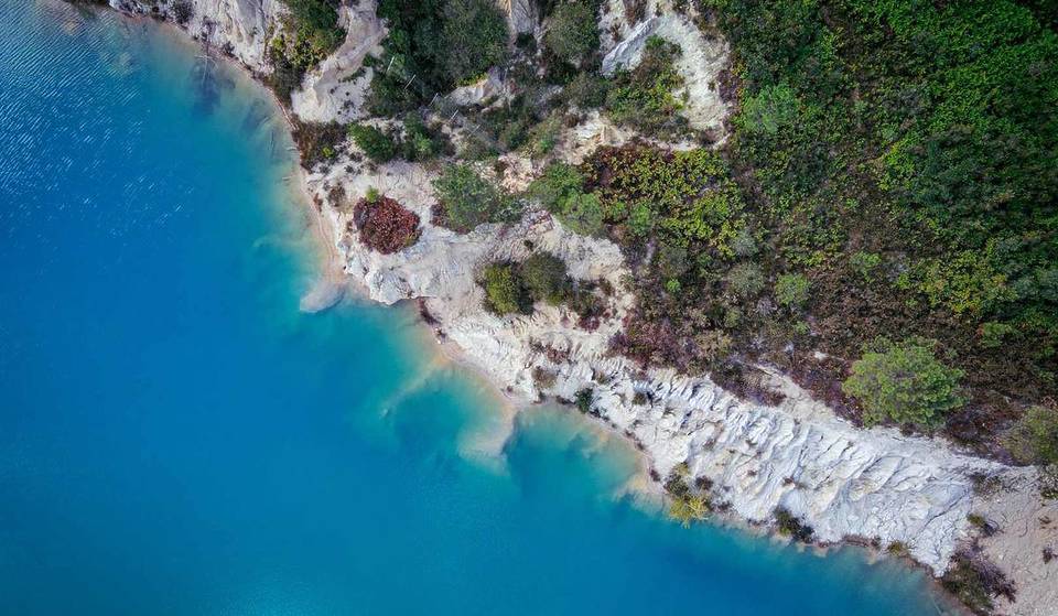 De site industriel abandonné à lac d&rsquo;eau turquoise au cœur de la forêt, ce paysage est devenu l&rsquo;un des plus spectaculaires à explorer près de Bordeaux