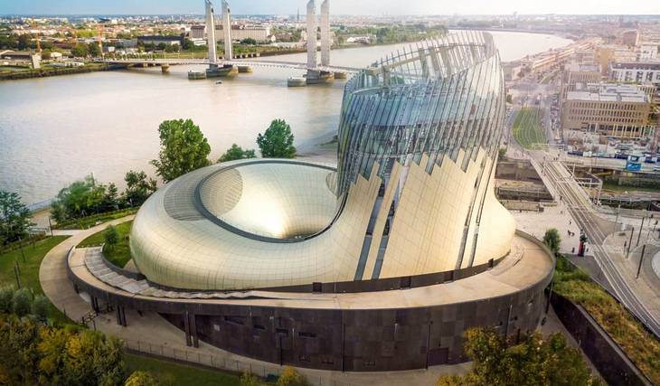 Élu 7e meilleur musée du monde, ce monument futuriste à 81 millions d’euros cache une cave de 14 000 bouteilles et l’une des plus belles vues de Bordeaux à 35 mètres de haut