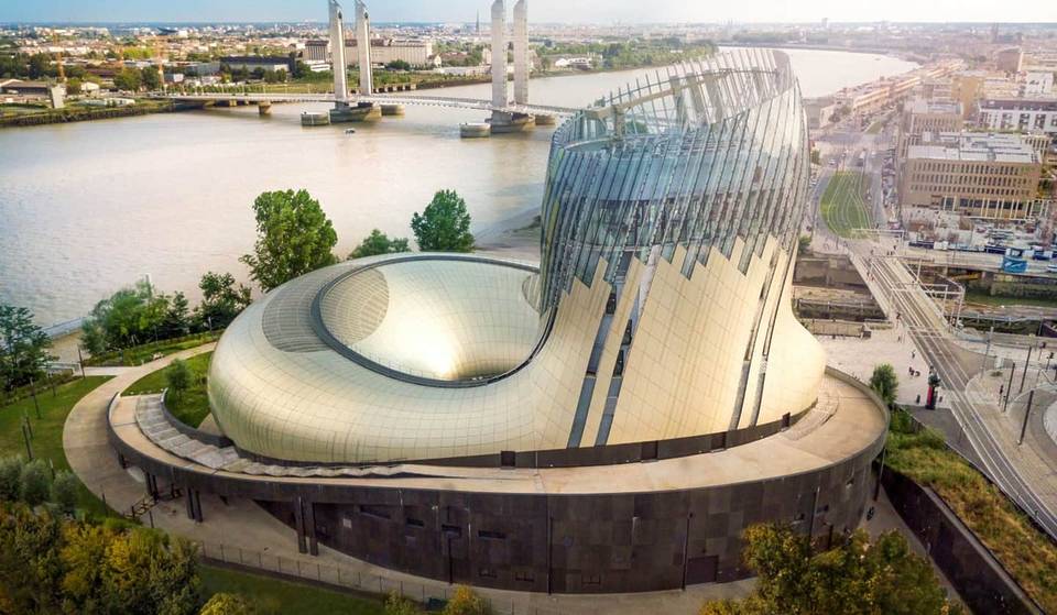 Élu 7e meilleur musée du monde, ce monument futuriste à 81 millions d’euros cache une cave de 14 000 bouteilles et l&rsquo;une des plus belles vues de Bordeaux à 35 mètres de haut