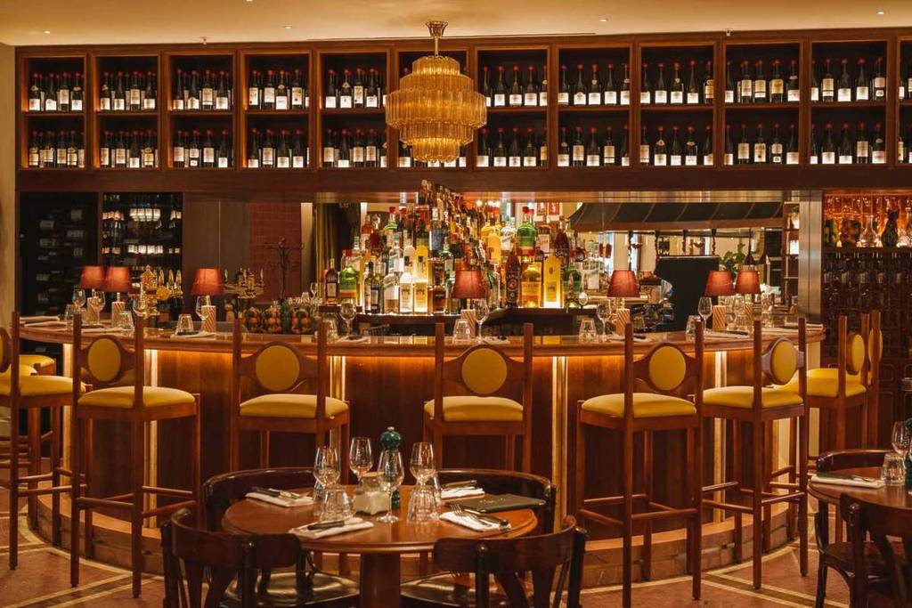 En plein cœur de Bordeaux, cette brasserie sert des plats venus tout droit du Sud-Ouest dans un chaleureux décor d&rsquo;antan 