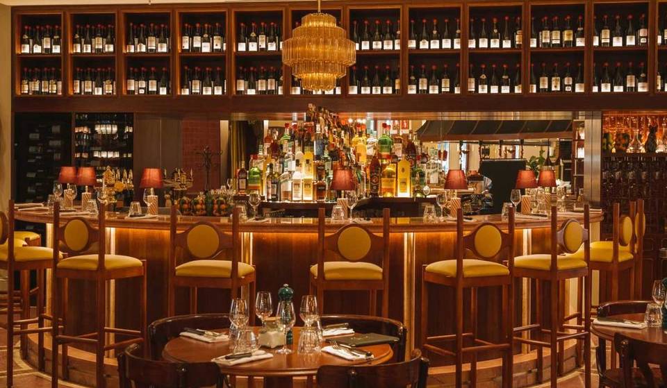 En plein cœur de Bordeaux, cette brasserie sert des plats venus tout droit du Sud-Ouest dans un chaleureux décor d&rsquo;antan 