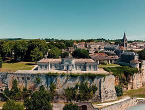 À 1h de Bordeaux, suspendu sur les rives de la Dordogne, ce village médiéval marqué par le passage du roi Louis XIV offre une vue imprenable sur l’estuaire en automne et son château renferme un jardin français plein de charme