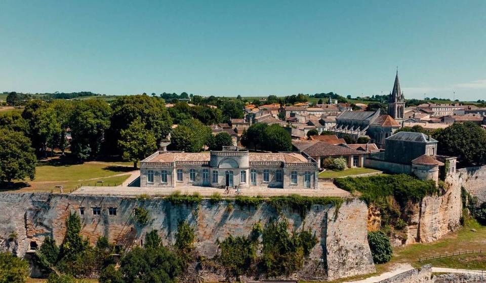 À 1h de Bordeaux, suspendu sur les rives de la Dordogne, ce village médiéval marqué par le passage du roi Louis XIV offre une vue imprenable sur l’estuaire en automne et son château renferme un jardin français plein de charme
