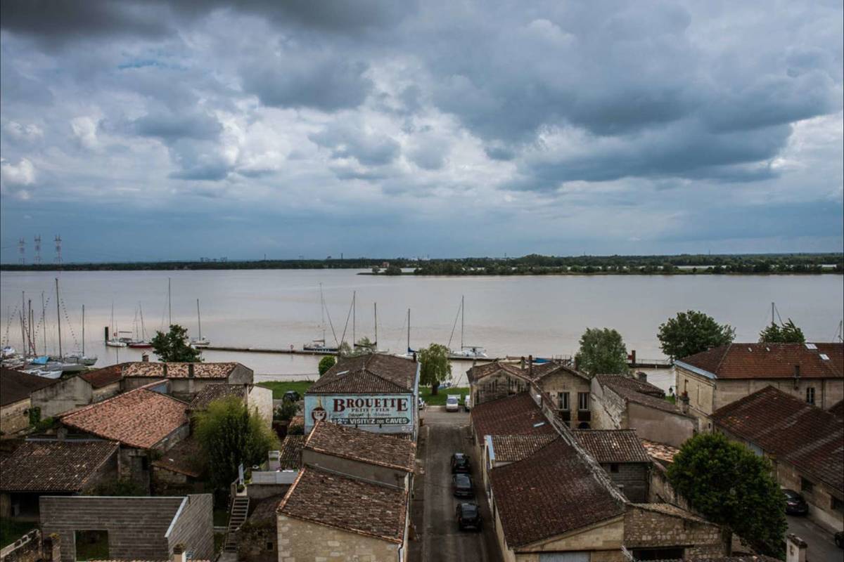 Bourg village médiéval classé ancien près de Bordeaux