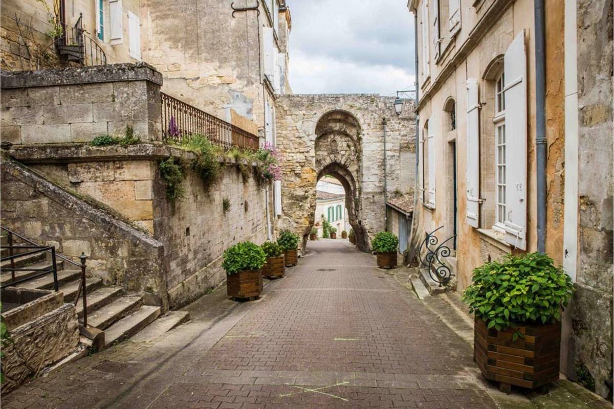 Bourg village médiéval Bordeaux ruelles