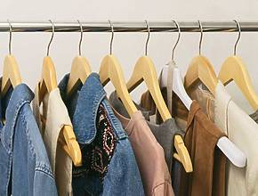 À Bordeaux, une vente exceptionnelle de vêtements et accessoires de grandes marques à prix cassés telles que Ralph Lauren, Yves Saint-Laurent ou Kenzo a lieu ce samedi