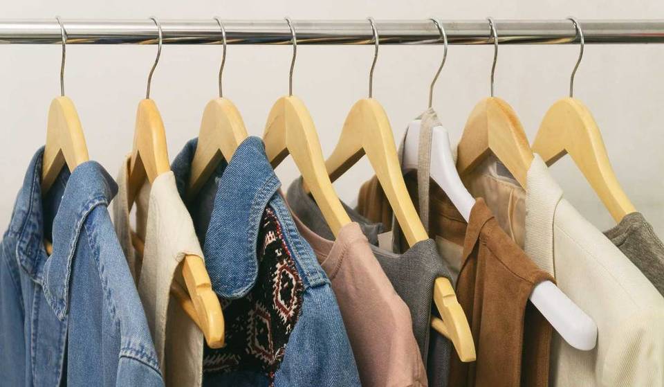 À Bordeaux, une vente exceptionnelle de vêtements et accessoires de grandes marques à prix cassés telles que Ralph Lauren, Yves Saint-Laurent ou Kenzo a lieu ce samedi