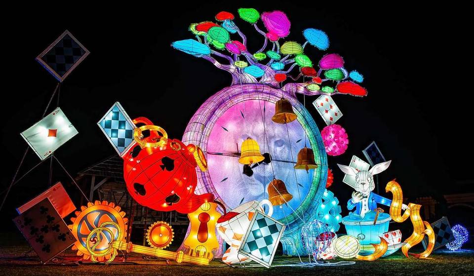 À 2h de Bordeaux, les 1000 lanternes de ce festival lumineux s&rsquo;installent au Château de Castel Novel, 11 hectares féeriques inspirés d’Alice au Pays des Merveilles