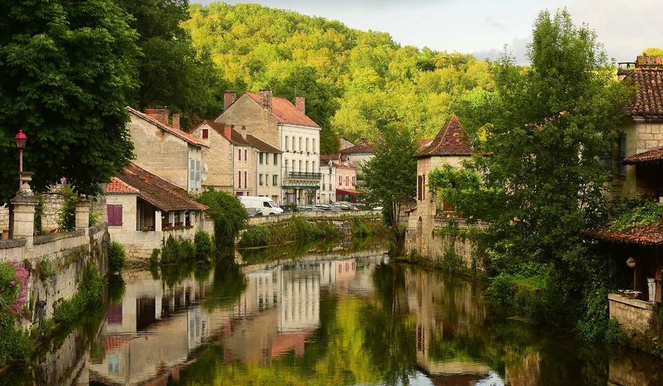 À 2h de Bordeaux, ce village bucolique et médiéval surnommé la Venise du Périgord abrite les mystères d’une abbaye millénaire qui aurait été fondée par Charlemagne et de grottes troglodytiques