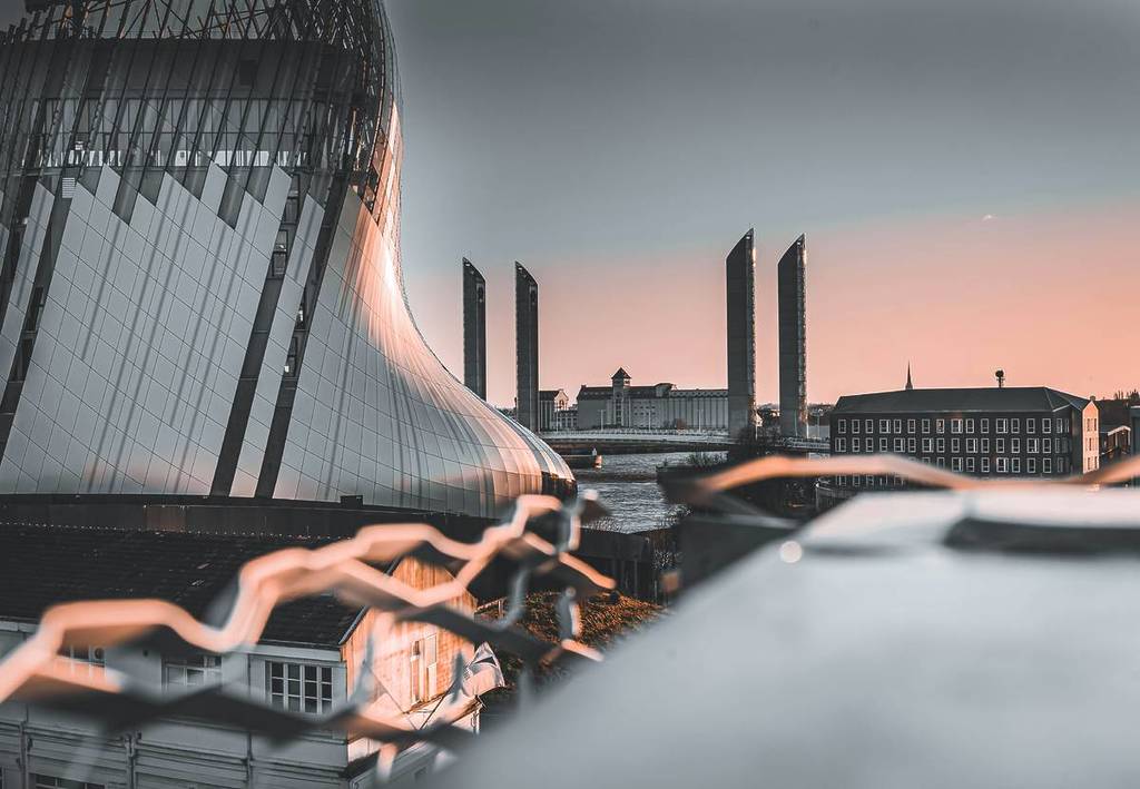Photo avec vue sur La Cité du Vin à Bordeaux au coucher de soleil