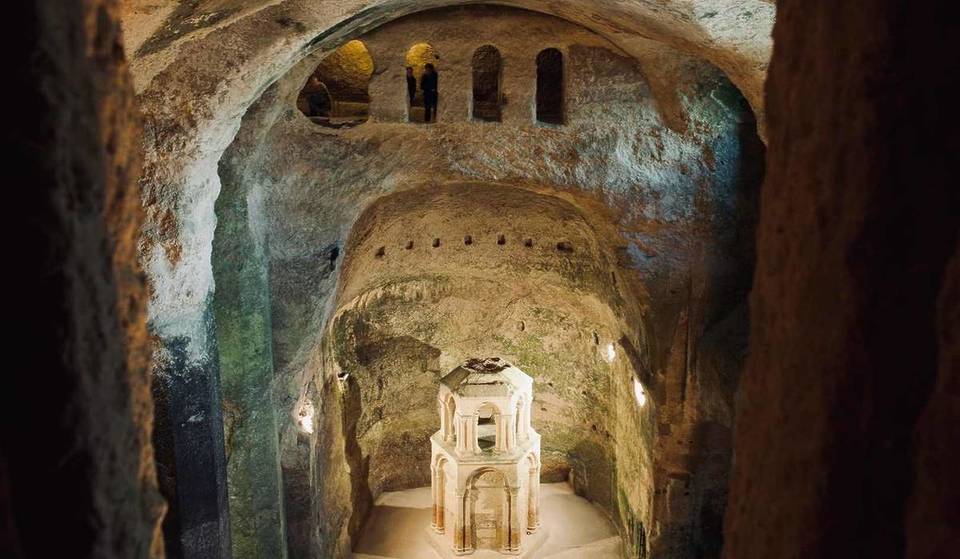 Cachée derrière une simple porte en bois, la plus grande église souterraine d’Europe se trouve à 1h30 de Bordeaux, et on peut même s’y marier !