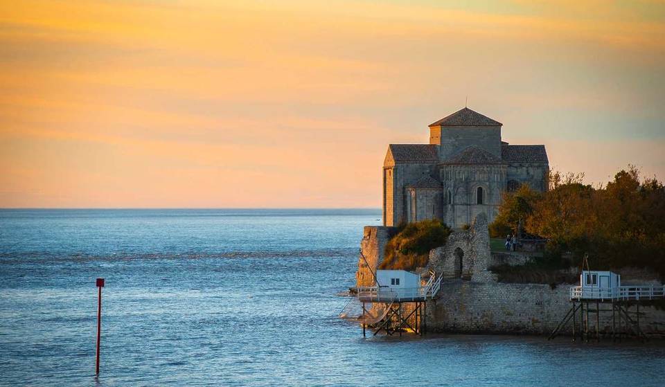 À moins de 2h de Bordeaux, cette presqu’île médiévale de 77 habitants cache un des plus beaux villages de France et offre un panorama unique sur l’estuaire