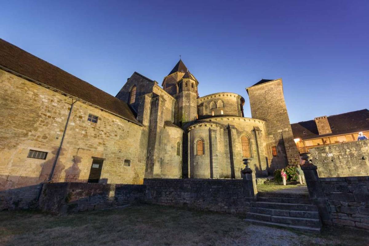 Église romane du village médiéval Saint-Robert près de Bordeaux en Corrèze