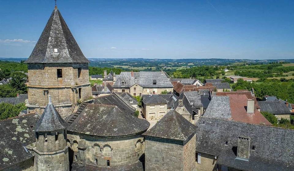 À 2h30 de Bordeaux, ce village médiéval classé parmi les plus beaux de France a servi de décor à un film avec Jean Dujardin et cache une fontaine miraculeuse