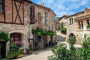 “On se croirait en Italie” : à 2h30 de Bordeaux, ce village médiéval aux airs de Toscane est perché à 200 mètres d’altitude et fait partie des plus beaux de France