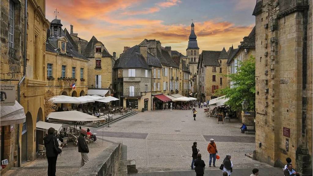 Located 2.5 hours from Bordeaux, this medieval city boasts 66 historic monuments and is one of the best-preserved medieval centers in Europe.