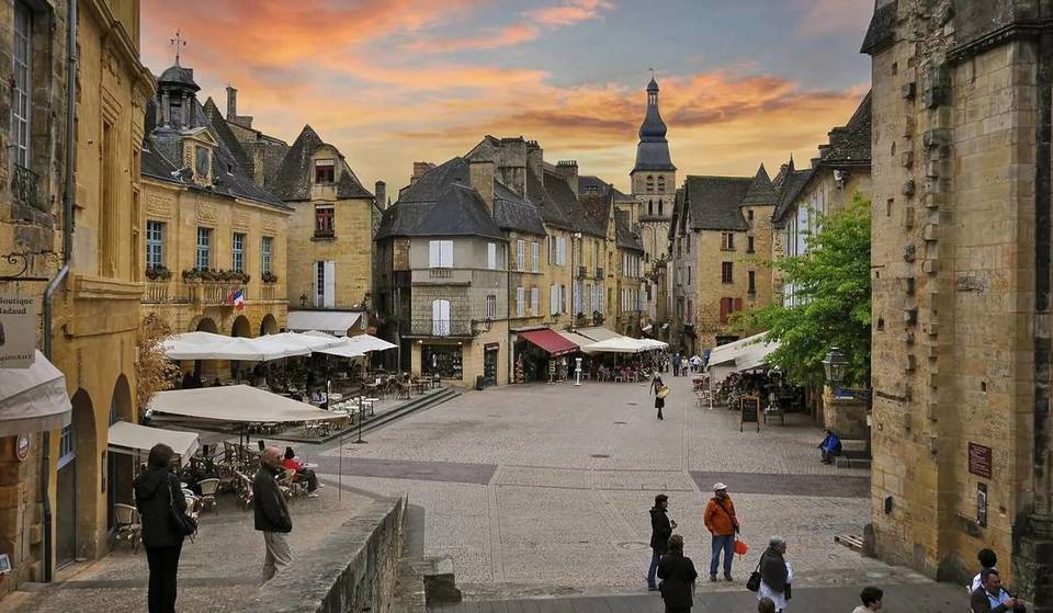 À 2h30 de Bordeaux, cette cité médiévale concentre 66 monuments historiques et figure parmi les centres médiévaux les mieux préservés d’Europe