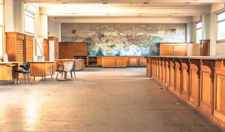 À quelques minutes de Bordeaux, ces mystérieux bureaux abandonnés cachent en réalité l’histoire d’une ancienne distillerie oubliée