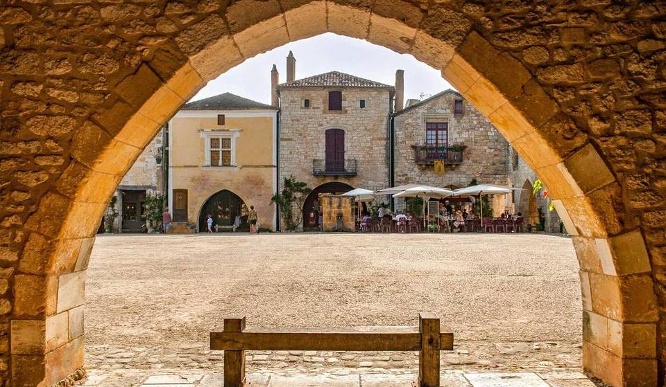 À moins de 2h30 de Bordeaux, ce village médiéval parmi les plus beaux de France transporte en plein Moyen-Âge avec sa halle en bois et ses maisons à arcades