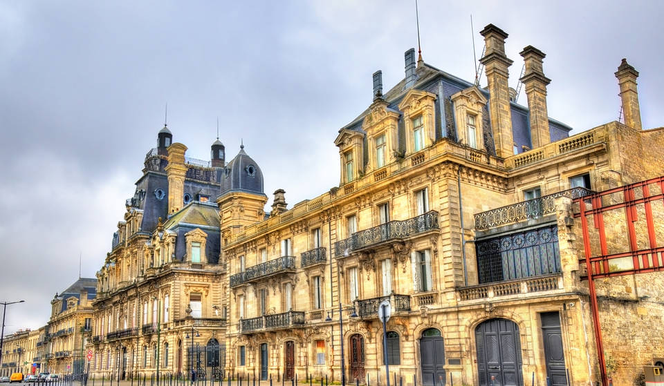 Après 10 ans d&rsquo;abandon et en plein cœur de Bordeaux : l&rsquo;incroyable renaissance de ce château de 10 000 m², entre moulures du XIXe siècle et écrans tech géants