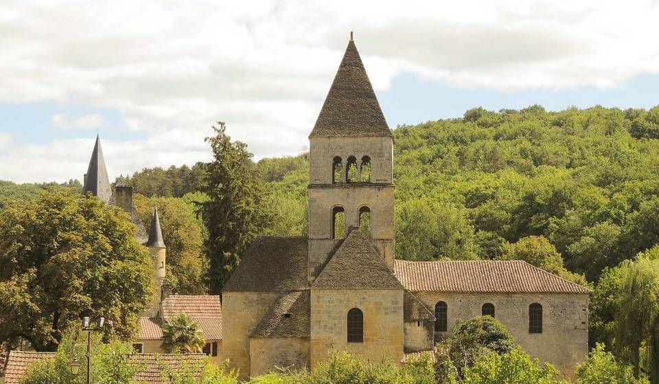 Bien plus qu&rsquo;un village médiéval : cette commune d’à peine 450 habitants mêle église romane, centre bouddhiste et panoramas spectaculaires à 2h30 de Bordeaux