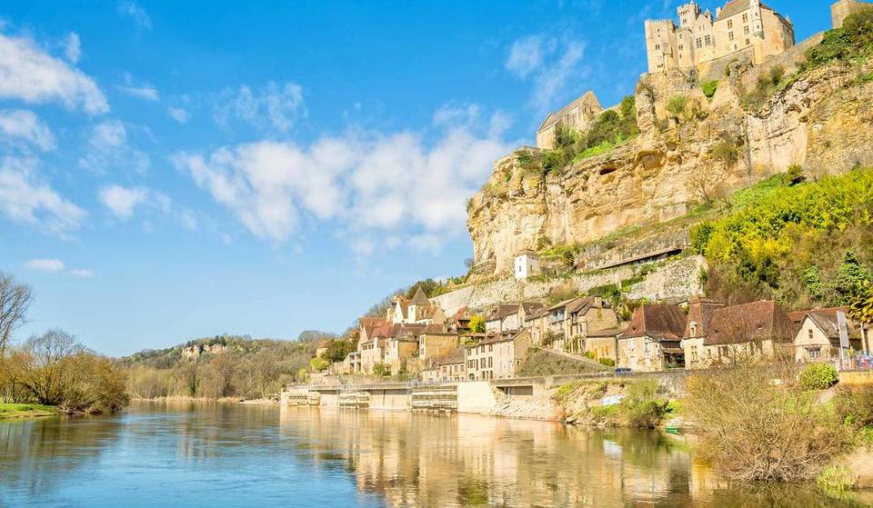 À 2h30 de Bordeaux, ce village classé parmi les plus beaux de France permet de naviguer entre falaises vertigineuses et châteaux majestueux
