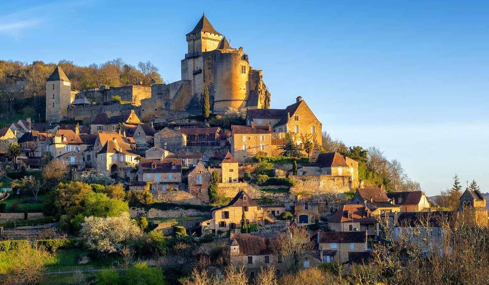 « C’est comme voyager dans le temps » : ce village pittoresque situé à 3h de Bordeaux abrite un des châteaux médiévaux les plus beaux de Dordogne