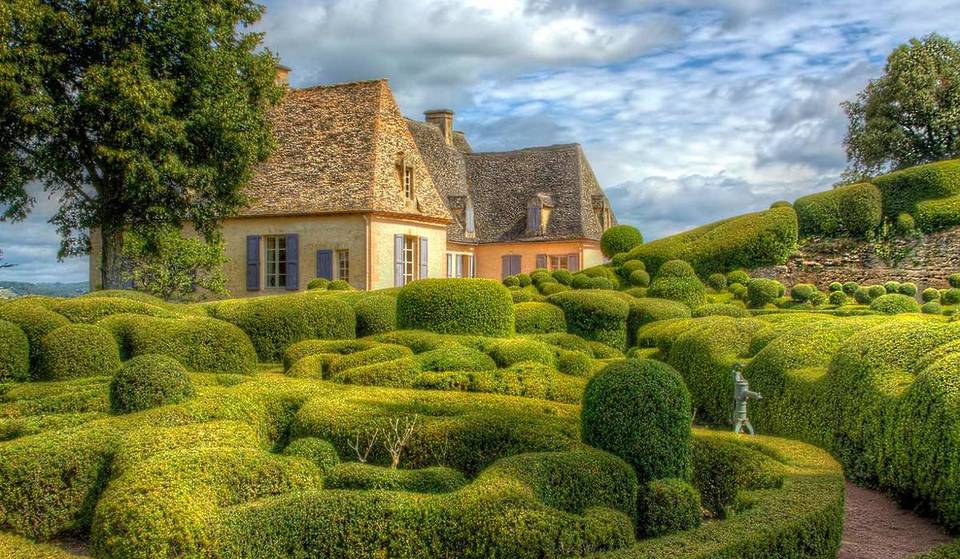 À moins de 3h de Bordeaux, ce « jardin remarquable » cache 150 000 buis taillés à la main et une vue vertigineuse sur la Dordogne