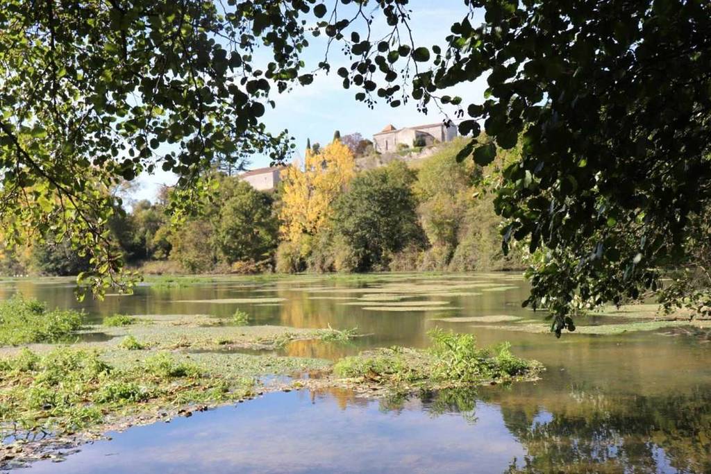 Source de la Touvre en Charente près de Bordeaux