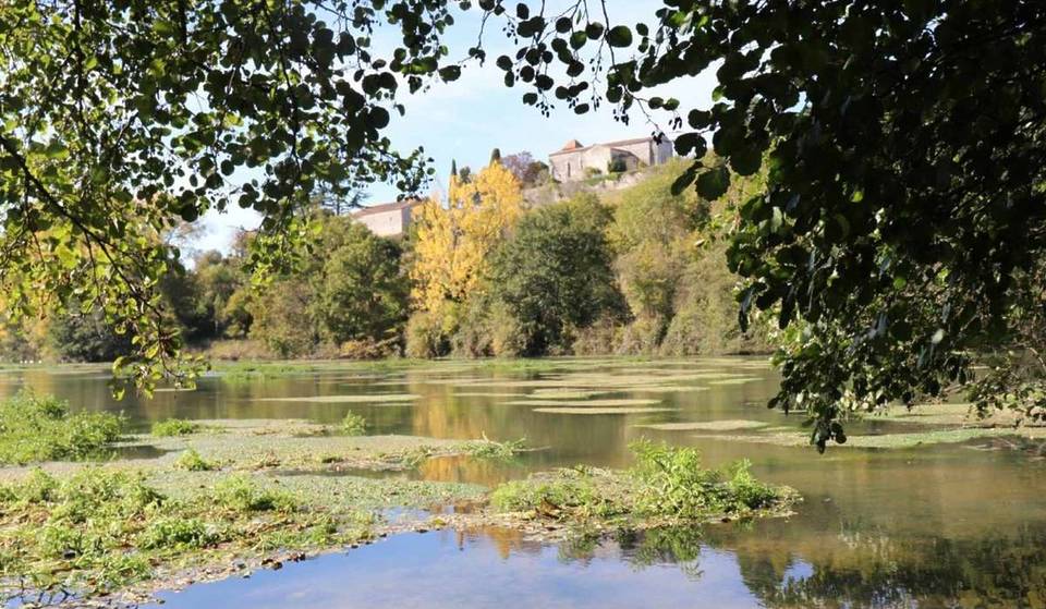 Source d’eaux cristallines et rivière jaillissante : ce site mystérieux et méconnu fascine les curieux et les amateurs de nature à moins de 2h de Bordeaux